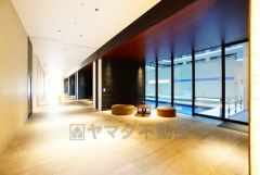 エントランスホールにベンチ付き。業者との短時間の打ち合わせ、住人同士の交流の場としても活用できます。