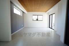 大きな窓のあるリビングは、陽光あふれる明るい空間です。居心地良く、ご家族皆がゆったり寛げる憩いの空間となりそうです。