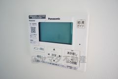 同仕様写真。キッチン横からお湯張り、追い炊き、足し湯がボタン一つで楽々操作できる給湯機リモコンです。忙しい夕飯準備の時間帯に重宝しますね。