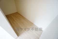 収納力豊富なウォークインクローゼット。洋服や小物などを1箇所にまとめて美しい収納を実現します。スーツケースのような大型の荷物も置けます＾＾