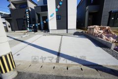 駐車スペースはゆとりある2台分を確保。マイカー用に、お客さま用に、余裕を持ってご利用いただけます。