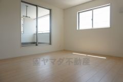 同仕様写真。住む人のこだわりを活かす洋室。日当たりがよく、寝室としての利用もおすすめ。広めのクローゼットには荷物をすっきり片付けられ、ゆとりのある暮らしが出来ます＾＾