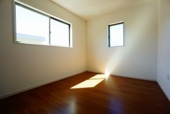 同仕様写真。住む人のこだわりを活かす洋室。日当たりがよく、寝室としての利用もおすすめ。広めのクローゼットには荷物をすっきり片付けられ、ゆとりのある暮らしが出来ます＾＾