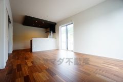 温かみのある雰囲気と、キッチンでの作業性を兼ね備え、家族の笑顔あふれる団らんのひと時をお過ごしいただける設計になっています。