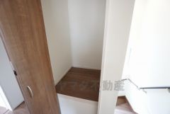 同仕様写真。2階の廊下にも収納を確保。各居室に入りきれなかった荷物や、2階で使用する日用品のストック置き場に便利です。