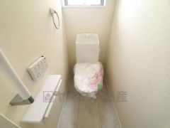 温水洗浄機付トイレです。節水機能もあるので、安心して使えますね。もちろん、1階2階の2ヶ所にトイレがあるので、忙しい朝にもゆとりができますね。