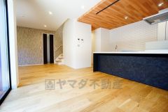 大きな窓のあるリビングは、陽光あふれる明るい空間です。居心地良く、ご家族皆がゆったり寛げる憩いの空間となりそうです。