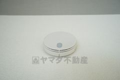 同仕様写真。火災による煙や熱を感知して、警報音やブザー等で火災の発生を知らせてくれる火災警報器。