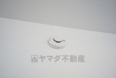 火災による煙や熱を感知して、警報音やブザー等で火災の発生を知らせてくれる火災警報器。