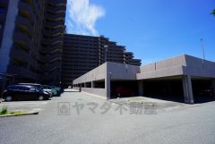 駐車場1台確保済み（月額8，000円）。詳しくはお問い合わせ下さい＾＾住人以外の車の進入も少なく、小さなお子様を持つご家庭にも安心です。