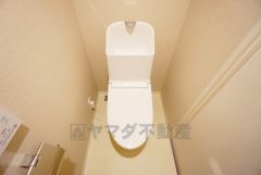 壁リモコンタイプのウォシュレット付き。すっきりした見た目で、トイレ奥の掃除もしやすいです。