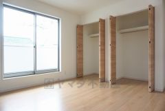 同仕様写真。リビング隣の洋室です。各部屋に収納が完備されているので、お荷物が増えても安心の設計です。