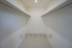 同仕様写真。季節物の衣類もスッキリ収納できるウォークインクローゼット。クローゼット内で洋服のコーディネートから着替えまで中で出来るので、部屋が散らかりにくいです。