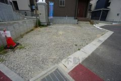 駐車スペースはゆとりある2台分を確保。マイカー用に、お客さま用に、余裕を持ってご利用いただけます。