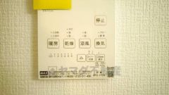 浴室暖房乾燥機付き。天候に左右されず、いつでも好きなときに洗濯物を干せるので、仕事や家事で忙しい方に重宝します。