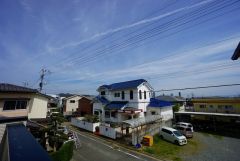 2階バルコニーからの眺望です。前面に遮るものがなく景色を一望できます。南向きで、日当たりも良好。お洗濯物が良く乾きます。