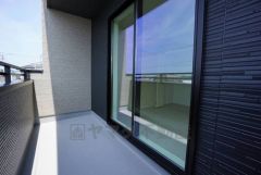 陽当たりの良いバルコニーです。お洗濯やお布団干しはもちろん、日光浴スペースにも。足元は防水工事施工済です。