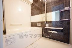 人造大理石浴槽、防汚成分でキレイが長持ち。リラックスできるバスタイムを過ごせます。