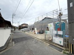 前面道路。南側約4ｍ公道。 車による騒音や通行人の視線なども気にならない、静かな環境です＾＾西鉄バス「津屋崎千軒・なごみ」停まで徒歩約5分＾＾