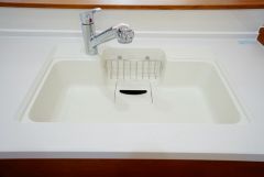 大きなお鍋も楽々洗える幅の広いシンクです＾＾簡単にお掃除もできますよ。洗剤やスポンジもすっきりできる収納付き。