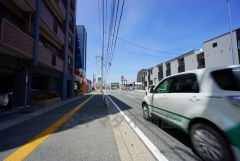 広い歩道が確保されているので小さなお子様を持つご家庭にも安心です。香住丘小学校まで徒歩13分とお子様も無理なく通えます。