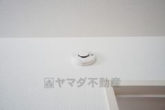火災による煙や熱を感知して、警報音やブザー等で火災の発生を知らせてくれる火災警報器。