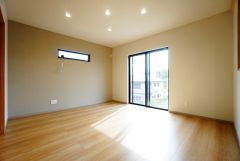 大きな窓のあるリビングは、陽光あふれる明るい空間です。居心地良く、ご家族皆がゆったり寛げる憩いの空間となりそうです。