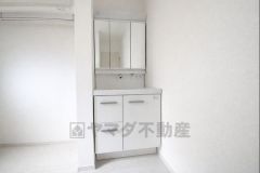 鏡の後ろはたっぷりの収納スペースを確保。歯みがきセットや化粧品などいつでもスッキと片付けることができます。