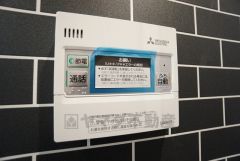 キッチン横からお湯張り、追い炊き、足し湯がボタン一つで楽々操作できる給湯機リモコンです。忙しい夕飯準備の時間帯に重宝しますね。