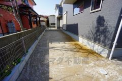 お子様と公園に行けない日も、のびのびお庭で遊べるのがうれしいですね。ガーデニングやお子様のプールなど大活躍です＾＾