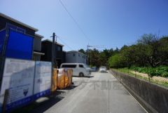 前面道路。JR千鳥駅まで徒歩12分、自転車で5分（1ｋｍ）＾＾お買い物に便利なスーパー、コンビニが徒歩10分圏内＾＾