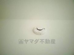 火災発生をいち早く知らせてくれる火災報知器は標準装備です。