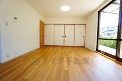 大きな窓のあるリビングは、陽光あふれる明るい空間です。居心地良く、ご家族皆がゆったり寛げる憩いの空間となりそうです。