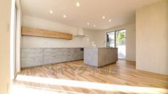 リビングは広々とした設計で、家族が集い、寛ぐ暮らしの空間を演出しています。