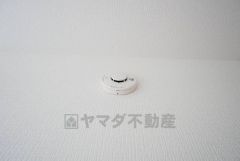 火災による煙や熱を感知して、警報音やブザー等で火災の発生を知らせてくれる火災警報器。