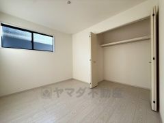 暖かい日差しが差し込む洋室。たっぷり収納できるクローゼット付きでお部屋の中をすっきりと快適に保てます。