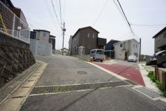 住人以外の車の進入も少なく、小さなお子様を持つご家庭にも安心です。