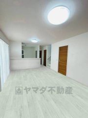 カウンターキッチンに加えて、リビング階段になっているので、お顔を合わす回数が増え、ぐっと家族の距離が縮まります。