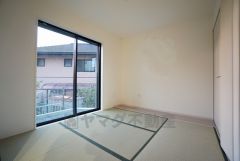 同仕様写真。リビングからの続き間として和室をご用意しました。普段はリビングとつなげて開放的なスペースとして、来客時には客間としてお使いいただけます。