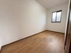 季節物やスーツケース、アウトドア用品などをすっきり収納できる約4帖の納戸。窓付きで換気もしやすく、収納だけでなく書斎や趣味スペース、在宅ワーク用のワークルームとしても活用できる便利な空間です。