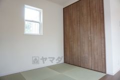 同仕様写真。リビング隣には、ホッとできる畳コーナーを用意。客間としてはもちろん、お子様のお昼寝スペースや書斎としても活躍してくれそうです＾＾