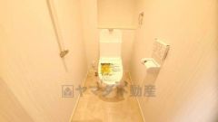 壁リモコンタイプのウォシュレット付き。すっきりした見た目で、トイレ奥の掃除もしやすいです。