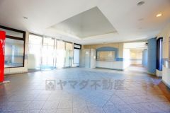 開放感あふれるエントランスロビーは、明るい採光とゆとりある空間設計が魅力。居住者や来訪者を心地よく迎え入れる上質な雰囲気が漂い、日々の暮らしに安心感とゆとりをもたらします。