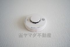 火災発生をいち早く知らせてくれる火災報知器は標準装備です。