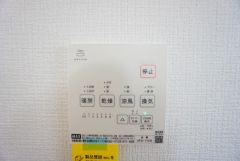 雨の日の洗濯も安心できる浴室暖房乾燥機付き浴室。リモコンで操作もボタン1つで簡単。