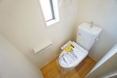 温水洗浄機付トイレです。節水機能もあるので、安心して使えますね。もちろん、1階2階の2ヶ所にトイレがあるので、忙しい朝にもゆとりができますね。