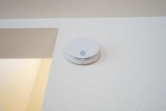 火災発生をいち早く知らせてくれる火災報知器は標準装備です。