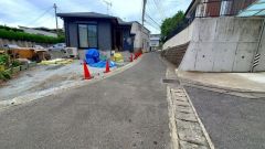 現地（2025年9月）撮影。大型車の通行が少なく、騒音や振動が少ないので静かで快適な生活を送れます。