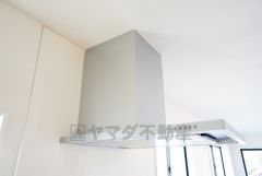 お手入れが簡単なスリム型レンジフードです。調理により発生する油煙や臭いを吸い込み、屋外へ排気してくれます。