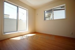 同仕様写真。主寝室としてお使いいただけそうなこちらのお部屋は、日当たりが良く、爽やかな風を感じて起きる朝は、快適生活の始まりに。